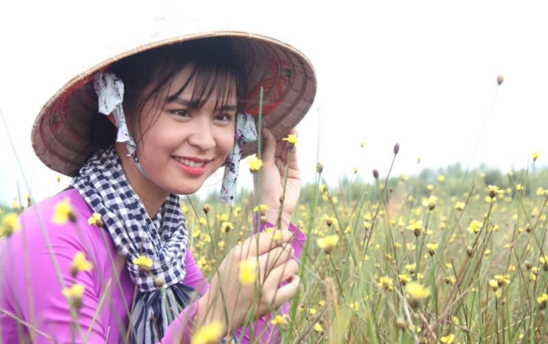 06-48-20-nu_cuoi_rang_ro_giua_canh_dong_hoa_hoang_dau_an_weco.jpg