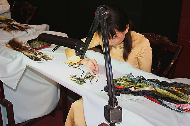 11Hue_HoiAn_TranhTheu_2[1].jpg