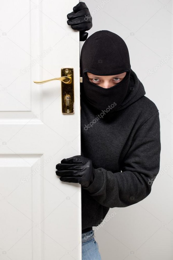 20-18-14-depositphotos_35097237-stock-photo-burglar-sneaking-in-a-open.jpg