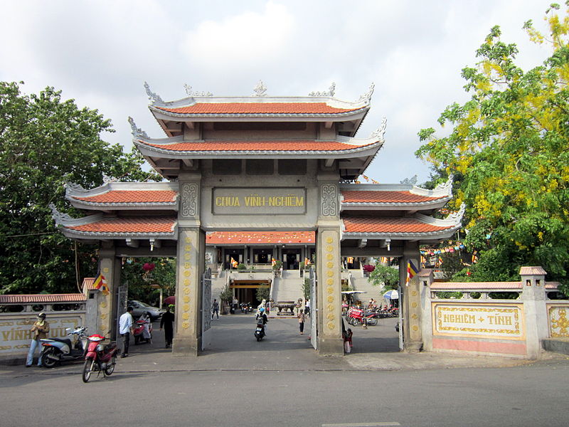 800px-Cổng_chùa_Vĩnh_Nghiêm.jpg
