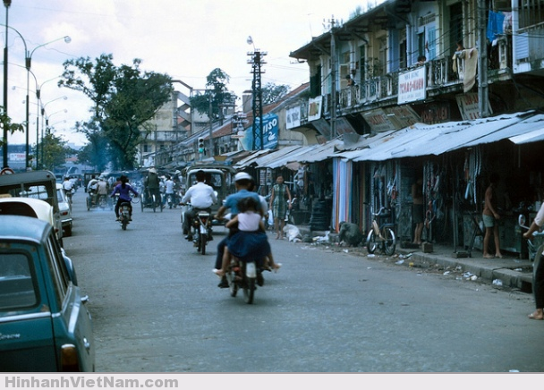 Chợ-Cũ-trên-Đại-lộ-Hàm-Nghi.png