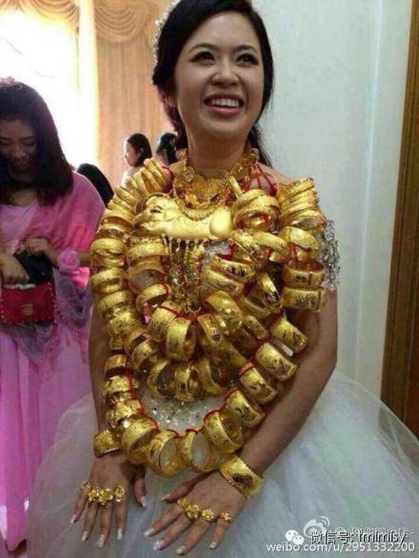 chum-anh-nhung-co-dau-gay-choang-vi-deo-hang-chuc-vong-vang-trong-le-cuoi.jpg