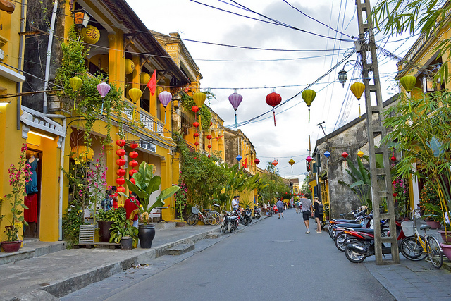 Hoian-Walking-town-My-Son-Sanctuary[1].jpg