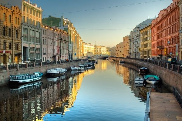 Neva-River-in-the-heart-of-St-Petersburg-in-Russia-c1641[1].jpg