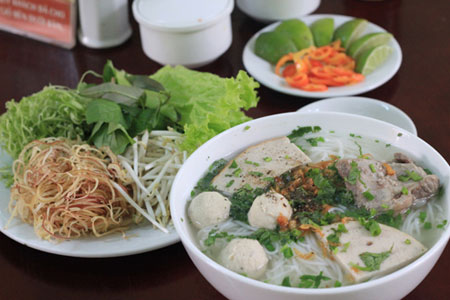 quan-bun-moc-ngon-o-sai-gon1-140255186[1].jpg