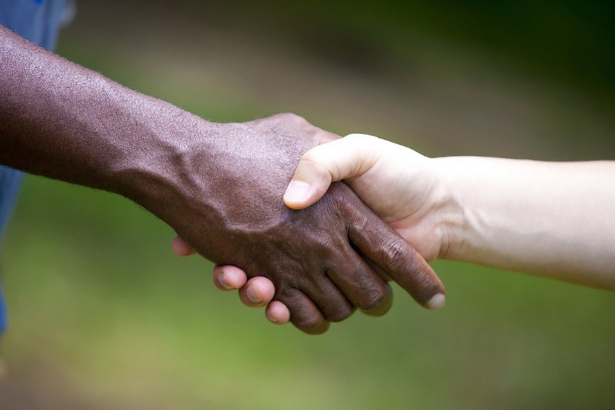 TongRo Images Inc._handshake_a0dgQWJZ.jpg