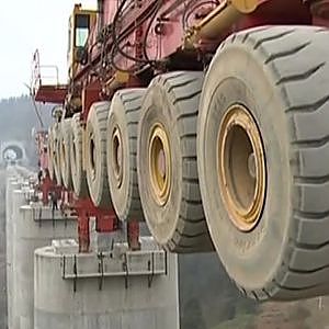 Cỗ máy khổng lồ giúp xây cầu ở Châu ÂU | SLJ900 32 Bridge Girder Erection Monster Machine - YouTube